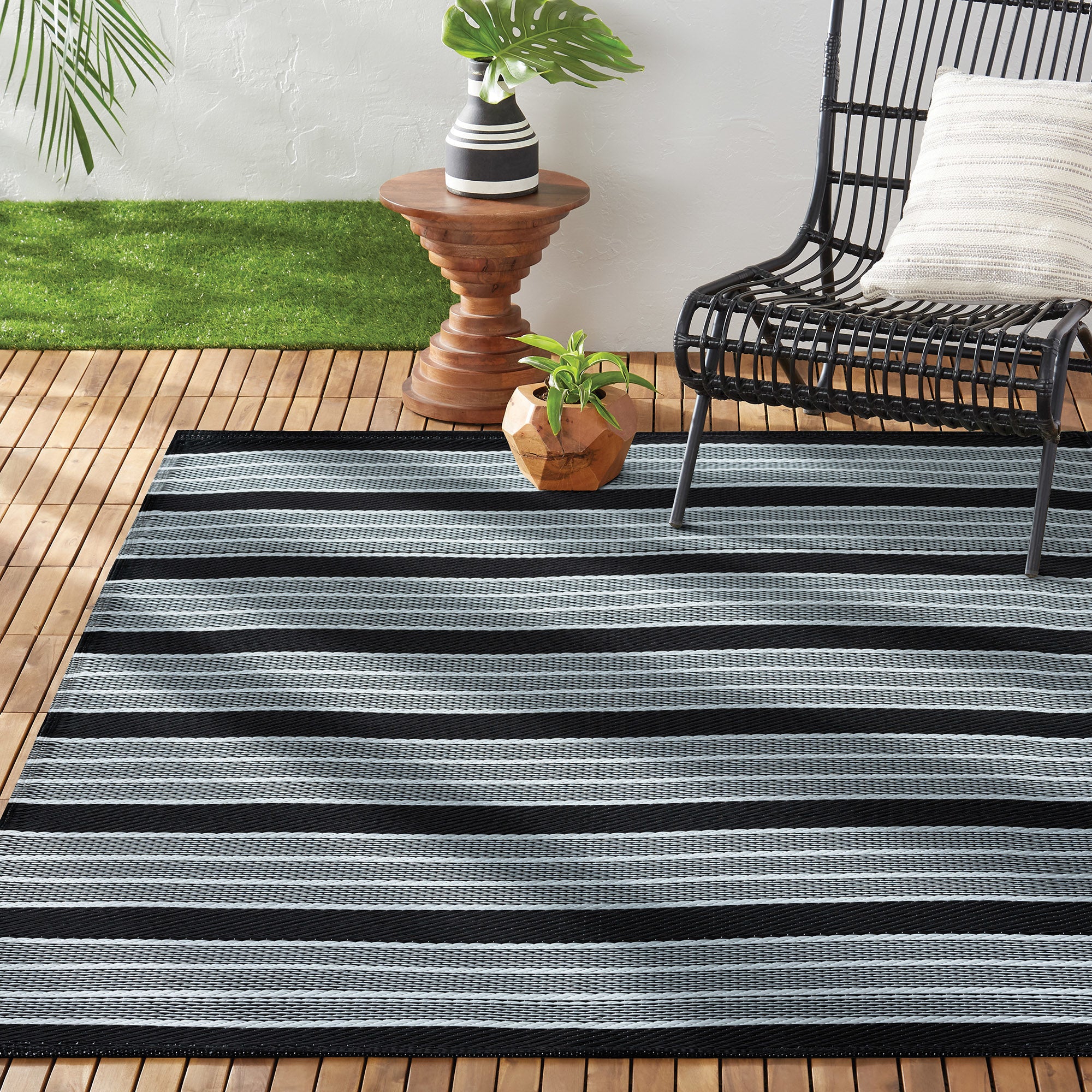 Classic Outdoor Striped Rug, Black/White, 7ft. Giant Tiger